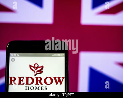 In der Ukraine. 20 Mär, 2019. Redrow plc Firmenlogo gesehen auf einem Smartphone angezeigt. Quelle: Igor Golovniov/SOPA Images/ZUMA Draht/Alamy leben Nachrichten Stockfoto