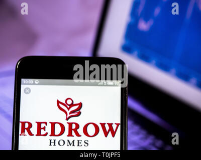 In der Ukraine. 20 Mär, 2019. Redrow plc Firmenlogo gesehen auf einem Smartphone angezeigt. Quelle: Igor Golovniov/SOPA Images/ZUMA Draht/Alamy leben Nachrichten Stockfoto