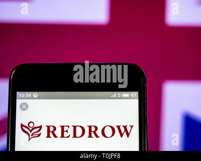 In der Ukraine. 20 Mär, 2019. Redrow plc Firmenlogo gesehen auf einem Smartphone angezeigt. Quelle: Igor Golovniov/SOPA Images/ZUMA Draht/Alamy leben Nachrichten Stockfoto