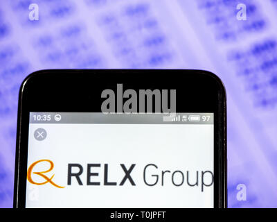 In der Ukraine. 20 Mär, 2019. Relx Group plc Firmenlogo gesehen auf einem Smartphone angezeigt. Quelle: Igor Golovniov/SOPA Images/ZUMA Draht/Alamy leben Nachrichten Stockfoto