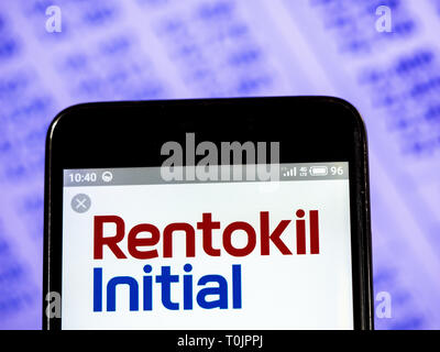 In der Ukraine. 20 Mär, 2019. Rentokil Initial plc Firmenlogo gesehen auf einem Smartphone angezeigt. Quelle: Igor Golovniov/SOPA Images/ZUMA Draht/Alamy leben Nachrichten Stockfoto