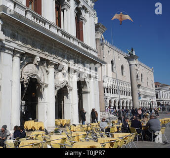 Venedig, Italien. 20 Mär, 2019. Die Drachen, die aussieht wie ein Falke während Kreisen über den Tischen des Café Todaro, in San Marco Platz, die Möwen am 20. März, 2019 in Venedig, Italien zu erschrecken. Hungriger Möwen zögern Sie nicht Touristen, Sandwiches oder Vorspeisen zu stehlen, um anzugreifen, während Sie ein Getränk an den Tischen der Cafés von San Marco Platz gesessen haben. Quelle: Andrea Merola/Erwachen/Alamy leben Nachrichten Stockfoto