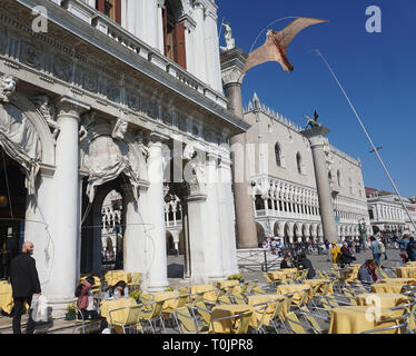 Venedig, Italien. 20 Mär, 2019. Die Drachen, die aussieht wie ein Falke während Kreisen über den Tischen des Café Todaro, in San Marco Platz, die Möwen am 20. März, 2019 in Venedig, Italien zu erschrecken. Hungriger Möwen zögern Sie nicht Touristen, Sandwiches oder Vorspeisen zu stehlen, um anzugreifen, während Sie ein Getränk an den Tischen der Cafés von San Marco Platz gesessen haben. Quelle: Andrea Merola/Erwachen/Alamy leben Nachrichten Stockfoto