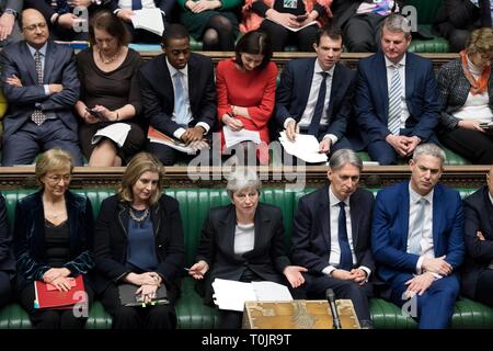 London, Großbritannien. 20 Mär, 2019. Der britische Premierminister Theresa May (C, vorne) besucht der Ministerpräsident die Fragestunde im britischen Unterhaus in London, Großbritannien, am 20. März 2019. Theresa May bestätigt Mittwoch, den sie in die Europäische Union geschrieben hat, die Großbritanniens Austritt aus der Union zu verzögern, bis zum 30. Juni. Credit: britische Parlament/Jessica Taylor/Xinhua/Alamy leben Nachrichten Stockfoto