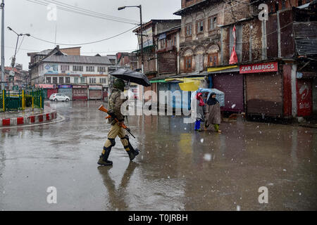 Srinagar, Jammu und Kaschmir, Indien. 20 Mär, 2019. Eine Indische paramilitärischen Mann gesehen der Straße patrouillieren während einer Sicherheitsabschaltung in Srinagar. Leben waren in Kaschmir Valley am Mittwoch aufgrund eines Protestes Abschaltung durch die Separatisten gegen die Freiheitsentziehenden Tod einer Lehrerin gestern als betroffen. Kräfte in ausreichender Anzahl waren auch in sensiblen Bereichen eingesetzt Die protestaktionen im Hinblick auf die Abschaltung Anruf vom seperatists zu vereiteln. Kredit Idrees: Abbas/SOPA Images/ZUMA Draht/Alamy leben Nachrichten Stockfoto