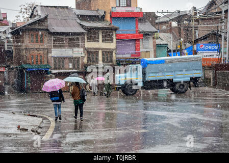 Srinagar, Jammu und Kaschmir, Indien. 20 Mär, 2019. Kaschmir Frauen gesehen sind zu Fuß auf einer Straße mitten in frischem Schneefall in einer Sicherheitsabschaltung in Srinagar. Leben waren in Kaschmir Valley am Mittwoch aufgrund eines Protestes Abschaltung durch die Separatisten gegen die Freiheitsentziehenden Tod einer Lehrerin gestern als betroffen. Kräfte in ausreichender Anzahl waren auch in sensiblen Bereichen eingesetzt Die protestaktionen im Hinblick auf die Abschaltung Anruf vom seperatists zu vereiteln. Kredit Idrees: Abbas/SOPA Images/ZUMA Draht/Alamy leben Nachrichten Stockfoto