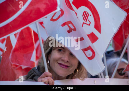 Madrid, Spanien. 20 Mär, 2019. Lehrer Gewerkschaften protestierten in Madrid eine Änderung der Ruhestand Gesetz zu fordern, so dass die Arbeitnehmer früher um Arbeit für die neuen Generationen gewährleisten, in den Ruhestand zu treten. Im Bild, eine Frau in den Protest mit der Flagge von Gewerkschaften der Arbeiter von Madrid UGT Credit: Lora Grigorova/Alamy leben Nachrichten Stockfoto