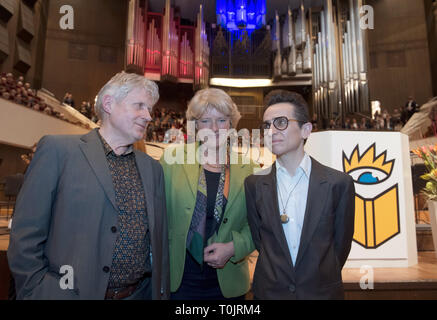 20. März 2019, Sachsen, Leipzig: Gerd Koenen (L-R), deutscher Publizist und Laudator, Monika Grütters (CDU), Staatsministerin und Beauftragten der Bundesregierung für Kultur und Medien, und Masha Gessen, Autor und Preisträger des Leipziger Buchpreis zur Europäischen Verständigung, wird im Gewandhaus Treffen vor der Eröffnung der Leipziger Buchmesse. Die Leipziger Buchmesse 2019 wird am Abend mit einem Festakt eröffnen. Bis zum Sonntag (24.03.2019) Über 2600 Aussteller präsentieren sich auf der Messe präsentieren. Gleichzeitig ist die Leipziger Festival lädt den Leser zu zahlreichen readi Stockfoto