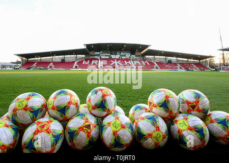 Wrexham, Großbritannien. 20 Mär, 2019. Eine allgemeine Ansicht im Stadion vor der internationalen Fußball-Freundschaftsspiel, Wales v Trinidad und Tobago auf der Pferderennbahn in Wrexham am Mittwoch, dem 20. März 2019. Der Racecourse Ground ist der weltweit ältesten internationalen Boden, hält noch internationale Spiele, es zuerst eine Wales Heimspiel 1877 gehostet werden. Sein Bild dürfen nur für redaktionelle Zwecke verwendet werden. Redaktionelle Verwendung nur. pic von Chris Stading/Andrew Orchard sport Fotografie/Alamy Live news Credit: Andrew Orchard sport Fotografie/Alamy leben Nachrichten Stockfoto