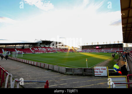 Wrexham, Großbritannien. 20 Mär, 2019. Eine allgemeine Ansicht im Stadion vor der internationalen Fußball-Freundschaftsspiel, Wales v Trinidad und Tobago auf der Pferderennbahn in Wrexham am Mittwoch, dem 20. März 2019. Der Racecourse Ground ist der weltweit ältesten internationalen Boden, hält noch internationale Spiele, es zuerst eine Wales Heimspiel 1877 gehostet werden. Dieses Bild darf nur für redaktionelle Zwecke verwendet werden. Redaktionelle Verwendung nur, pic von Chris Stading/Andrew Orchard sport Fotografie/Alamy Live news Credit: Andrew Orchard sport Fotografie/Alamy leben Nachrichten Stockfoto