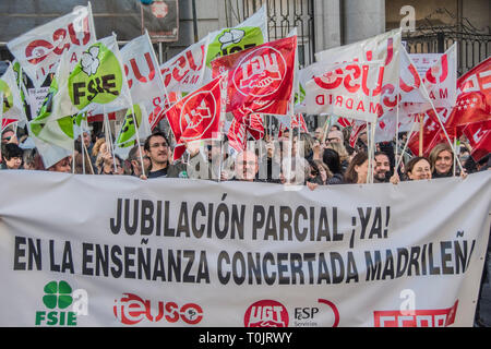 Madrid, Spanien. 20. Mär 2019. Lehrer mit einem großen Schild mit dem Motto. Altersteilzeit Vereinbarung jetzt! In den aufeinander abgestimmten Unterricht von Madrid. Das Bundesministerium für Bildung und Forschung ist die Gemeinschaft von Madrid sich weigert, eine Atz-Vereinbarung für Lehrer zu unterzeichnen. Credit: Alberto Sibaja Ramírez/Alamy leben Nachrichten Stockfoto