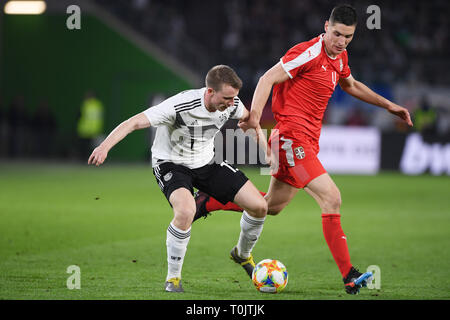 Wolfsburg, Deutschland. 20 Mär, 2019. Duelle, Duell zwischen Lukas Klostermann (Deutschland) und Nikola Milenkovic (Serbien). GES/Fußball/Testspiel: Deutschland - Serbien, 20.03.2019 Fußball: Testspiel: Deutschland vs Serbien, Wolfsburg, 20. März 2019 | Verwendung der weltweiten Kredit: dpa/Alamy leben Nachrichten Stockfoto