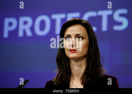 Brüssel, Belgien. 20 Mär, 2019. EU-Kommissarin für die Digitale Wirtschaft und Gesellschaft Mariya Gabriel nimmt in einer Pressekonferenz auf die Sicherheit der Union. Credit: ALEXANDROS MICHAILIDIS/Alamy leben Nachrichten Stockfoto