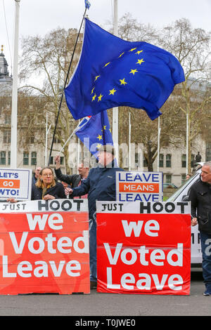 London, UK, UK. 20 Mär, 2019. Pro-Brexit Demonstranten mit großen, bunten Plakaten und Fahnen werden gesehen, protestieren außerhalb der Häuser des Parlaments. Der britische Premierminister Theresa aufgefordert EU für eine Verzögerung zu Brexit bis zum 30. Juni 2019. Credit: Dinendra Haria/SOPA Images/ZUMA Draht/Alamy leben Nachrichten Stockfoto