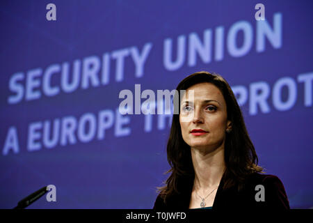 Brüssel, Belgien. 20 Mär, 2019. EU-Kommissarin für die Digitale Wirtschaft und Gesellschaft Mariya Gabriel nimmt in einer Pressekonferenz auf die Sicherheit der Union. Credit: ALEXANDROS MICHAILIDIS/Alamy leben Nachrichten Stockfoto