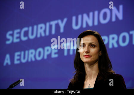 Brüssel, Belgien. 20 Mär, 2019. EU-Kommissarin für die Digitale Wirtschaft und Gesellschaft Mariya Gabriel nimmt in einer Pressekonferenz auf die Sicherheit der Union. Credit: ALEXANDROS MICHAILIDIS/Alamy leben Nachrichten Stockfoto