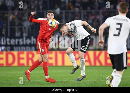 Wolfsburg, Deutschland. 20 Mär, 2019. Duelle, Duell zwischen Mailand Pavkov (Serbien) und Niklas Suele (Deutschland). GES/Fußball/Testspiel: Deutschland - Serbien, 20.03.2019 Fußball: Testspiel: Deutschland vs Serbien, Wolfsburg, 20. März 2019 | Verwendung der weltweiten Kredit: dpa/Alamy leben Nachrichten Stockfoto