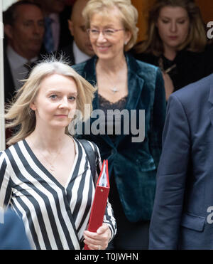 London, 20. März 2019, Elizabeth Liz Truss MP Chief Secretary, Schatzamt Blätter 10 Downing Street, nach dem, was scheint, ein Mini, bevor die Ministerpräsidenten Brexit Ankündigung, Andrea Leadsom Sajid Javid und Liam Fox sind im Hintergrund London Credit Ian Davidson/Alamy leben Nachrichten Stockfoto