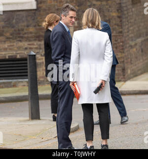 London, 20. März 2019, Gavin Williamson, MP PC, Verteidigungsminister spricht mit Laura Kuenssberg BBC politischen Editor als Er verlässt 10 Downing Street, London Credit Ian Davidson/Alamy leben Nachrichten Stockfoto