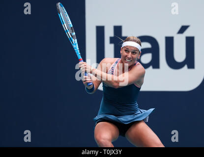 Miami Gardens, Florida, USA. 20 Mär, 2019. Dominika Cibulkova, der Slowakei, in Aktion gegen Victoria Azarenka, von Belarus, an der 2019 Miami geöffneten dargestellt von itaú Professional Tennis Turnier, an den Hardrock Stadion in Miami Gardens, Florida, USA gespielt. Mario Houben/CSM/Alamy leben Nachrichten Stockfoto