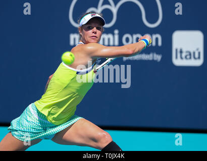 Miami Gardens, Florida, USA. 20 Mär, 2019. Laura Siegemund, von Deutschland, in Aktion gegen Polona Hercog, Sloweniens, an der 2019 Miami geöffneten dargestellt von itaú Professional Tennis Turnier, an den Hardrock Stadion in Miami Gardens, Florida, USA gespielt. Mario Houben/CSM/Alamy leben Nachrichten Stockfoto