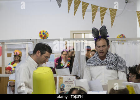 Elkana, Israel. 20 Mär, 2019. Lesung des Blättern von Esther, eine Synagoge während der jüdische Feiertag Purim. In diesem Urlaub Juden traditionell verkleiden sich, lesen Sie das Buch von Esther, eine Geschichte über ein anti-jüdischen fehlgeschlagen Grundstück im alten Persien, und, wann immer ein Schläger der Name Haman, der main Antagonist, erwähnt wird. Credit: Yagil Henkin/Alamy leben Nachrichten Stockfoto