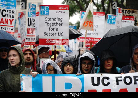 Mitglied der Universität professionelle und technische Angestellte im Streik an der UCLA Stockfoto