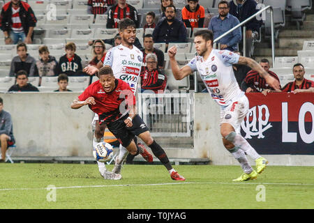 PR - Curitiba - 03/20/2019 - Parana 2019, Atlético PR x Oper Rio - Vitinho Atlético - PR-player Streitigkeiten mit Operario Spieler während des Spiels in der Arena da baixada Stadion für staatliche Meisterschaft 2019 Foto Angebot: Gabriel Machado/AGIF Stockfoto