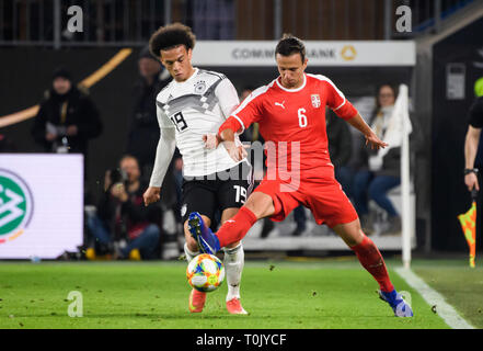 Wolfsburg, Deutschland. 20 Mär, 2019. Deutschlands Leroy Sane (L) Mias mit Serbiens Nemanja Maksimovic während eines internationalen Freundschaftsspiel zwischen Deutschland und Serbien in Wolfsburg, Deutschland, 20. März 2019. Credit: Kevin Voigt/Xinhua/Alamy leben Nachrichten Stockfoto