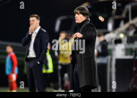 Wolfsburg, Deutschland. 20 Mär, 2019. Deutschlands Trainer Joachim Löw (R) reagiert während eines internationalen Freundschaftsspiel zwischen Deutschland und Serbien in Wolfsburg, Deutschland, 20. März 2019. Credit: Kevin Voigt/Xinhua/Alamy leben Nachrichten Stockfoto