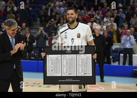 Felipe Reyes, #9 von Real Madrid erhält einen Tribut von euroleague-CEO Jordi Bertomeu, bevor die 2018/2019 Turkish Airlines EuroLeague Saison Runde 27 Spiel zwischen Real Madrid und AX Armani Exchange Olimpia Mailand für Wizink Center. Endergebnis: Real Madrid 92 - 89 AX Armani Exchange Olimpia Mailand. Stockfoto