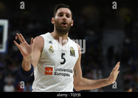 Rudy Fernandez, #5 von Real Madrid gesehen wird gestikuliert während des 2018/2019 Turkish Airlines EuroLeague Saison Runde 27 Spiel zwischen Real Madrid und AX Armani Exchange Olimpia Mailand für WiZink Zentrum in Madrid. Endergebnis: Real Madrid 92 - 89 AX Armani Exchange Olimpia Mailand. Stockfoto