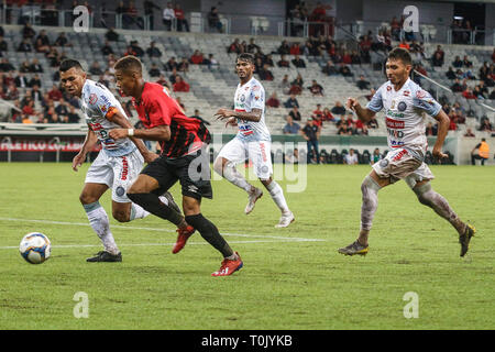 PR - Curitiba - 03/20/2019 - Parana 2019, Atlético PR x Oper Rio - Vitinho Atlético - PR-player Streitigkeiten mit Operario Spieler während des Spiels in der Arena da baixada Stadion für staatliche Meisterschaft 2019 Foto Angebot: Gabriel Machado/AGIF Stockfoto