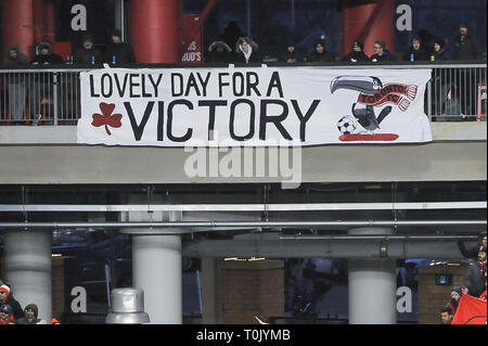 Fans Fahne während 2019 MLS Regular Season Match zwischen Toronto FC (Kanada) und New England Revolution (USA) am BMO Feld in Toronto. (Final Score: Toronto FC 3 - 2 New England Revolution) Stockfoto