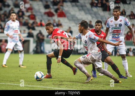 PR - Curitiba - 03/20/2019 - Parana 2019, Atlético PR x Oper Rio - Vitinho Atlético - PR-player Streitigkeiten mit Operario Spieler während des Spiels in der Arena da baixada Stadion für staatliche Meisterschaft 2019 Foto Angebot: Gabriel Machado/AGIF Stockfoto