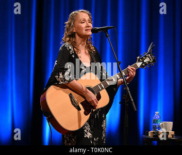 Delray Beach, Florida, USA. 20 Mär, 2019. Joan Osborne führt auf dem Kamm Theater an der alten Schule Square am 20. März 2019 in Delray Beach, Florida Credit: MPI04/Medien Punch/Alamy leben Nachrichten Stockfoto