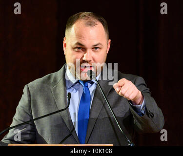 New York, NY, USA. 20 Mär, 2019. Corey Johnson, Sprecher des New York City Council, an der Green New Deal Rechenschaftspflicht Forum gehalten an der Gesellschaft für ethische Kultur in New York City. Quelle: Michael Brochstein/SOPA Images/ZUMA Draht/Alamy leben Nachrichten Stockfoto