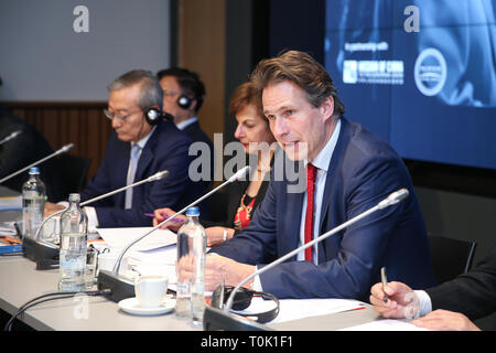 (190321) - Brüssel, 21. März 2019 (Xinhua) - Gunnar Wiegand (1. R), Managing Director für Asien und den Pazifik bei den Europäischen Auswärtigen Dienst, spricht während eines Seminars, das die Brüssel-basierten think tank Freunde Europas in Brüssel, Belgien, 20. März 2019. China und die Europäische Union (EU) sowohl Wissen, wie man Unterschiede und Probleme zu lösen, und damit ihre Beziehungen gesund entwickeln, sagte Botschafter Zhang Ming, Leiter der Mission der Volksrepublik China bei der EU am Mittwoch, am Vorabend des EU-Gipfels, die über Probleme, einschließlich der Kontakte mit China sprechen. (Xinhua / Zhang Stockfoto