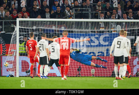 Wolfsburg, Deutschland. 20 Mär, 2019. Luka jovic Kerben, schießt Ziel für 0-1, Manuel Neuer, DFB 1 Torhüter, Deutschland - Serbien Wichtig: DFB-Bestimmungen verbieten die Verwendung von Fotografien als Bildsequenzen und/oder quasi-Video. Fußball-Freundschaftsspiel, Test, Saison 2018/2019, 20. März 2019 in Wolfsburg, Deutschland. Credit: Peter Schatz/Alamy leben Nachrichten Stockfoto