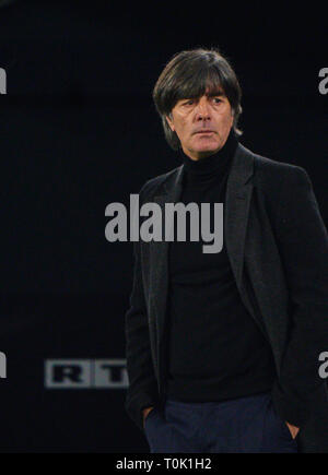 Wolfsburg, Deutschland. 20 Mär, 2019. DFB-headcoach Joachim Jogi Löw, Löw, halbe Größe, Porträt, Deutschland - Serbien Wichtig: DFB-Vorschriften die Verwendung von Fotografien als Bildsequenzen und/oder quasi-Video zu verbieten. Fußball-Freundschaftsspiel, Test, Saison 2018/2019, 20. März 2019 in Wolfsburg, Deutschland. Credit: Peter Schatz/Alamy leben Nachrichten Stockfoto