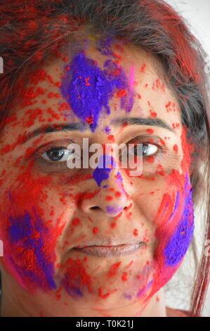 Howrah Stadt, Kolkata, Indien. 21. März, 2019. Abeer das Bunte Pulver beschmiert Hindu indische Frau feiert das Holi Festival. Credit: ⁮Biswarup Ganguly/Alamy leben Nachrichten Stockfoto