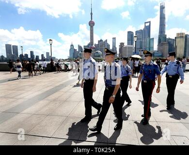 Peking, China. 18 Juli, 2018. In dieser Datei Foto am 18. Juli 2018 getroffen, chinesischen und italienischen Polizisten patrouillieren die Bund in Shanghai, China. In 2014, China und Italien vereinbart, die gemeinsame Patrouille Programm während der Hauptverkehrszeiten Jahreszeiten zu starten. Seit Mai 2016 hat China drei Gruppen von Polizisten zu patrouillieren, Straßen in Italien gesendet. Italienische Offiziere wurden zuerst in die gemeinsame Patrouille in Peking und Shanghai im April 2017 eingeladen. Credit: Ventilator Jun/Xinhua/Alamy leben Nachrichten Stockfoto