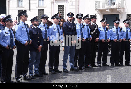 Peking, China. 28 Mai, 2018. In dieser Datei Foto am 28. Mai 2018 getroffen, Polizisten aus China und Italien an einer Zeremonie symbolisch zu Beginn des dritten Jahres der Strafverfolgung die Zusammenarbeit zwischen beiden Ländern in Rom, Italien. In 2014, China und Italien vereinbart, die gemeinsame Patrouille Programm während der Hauptverkehrszeiten Jahreszeiten zu starten. Seit Mai 2016 hat China drei Gruppen von Polizisten zu patrouillieren, Straßen in Italien gesendet. Italienische Offiziere wurden zuerst in die gemeinsame Patrouille in Peking und Shanghai im April 2017 eingeladen. Credit: Alberto Lingria/Xinhua/Alamy leben Nachrichten Stockfoto