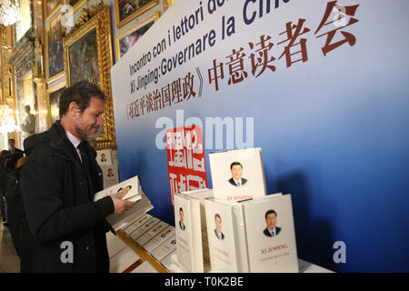 (190321) - Rom, 21. März 2019 (Xinhua) - ein Gast nimmt an einem Seminar über "Xi Jinping: Die Governance von China" in Rom, Italien, 20. März 2019. Leser an einem Seminar über "Xi Jinping: Die Governance von China" hier statt Mittwoch, sagte, daß das Buch beeindruckt und ermöglicht ein besseres Verständnis des asiatischen Landes. Über 200 Gäste, darunter Beamte und Politiker aus China und Italien, engagierte sich in eingehenden Diskussionen an der Veranstaltung, die am Vorabend der Staatsbesuch des chinesischen Staatspräsidenten Xi Jinping auf die europäische Nation nahm. (Xinhua / Zheng Huansong) Stockfoto