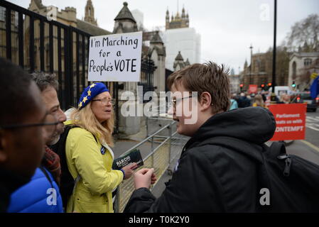 London, Großbritannien. 20 Mär, 2019. Pro und Anti Verlassen der Europäischen Union Aktivisten vor dem britischen Parlament, in London, Mittwoch, März 20, 2019 diskutieren. Der britische Premierminister Theresa May sagt, sie hat "großen persönlichen Bedauern', dass Großbritannien nicht Europäische Union mit nächste Woche ein Abkommen zu verlassen und es ist an der Zeit, dass der Gesetzgeber in ihrem Land zu entscheiden, was Sie wollen über Brexit zu tun. Credit: Petr Kupec/CTK Photo/Alamy leben Nachrichten Stockfoto