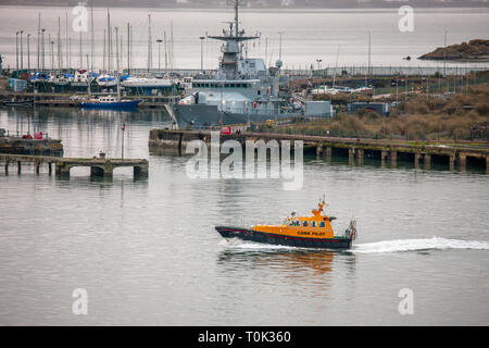 Cobh, Cork, Irland. 21. März, 2019. Cork Lotsenboot, Fáilte übergibt die Naval Base, wo die LÉ Samuel Beckett in Haulbowline , Co Cork, Irland angedockt ist. Quelle: David Creedon/Alamy leben Nachrichten Stockfoto