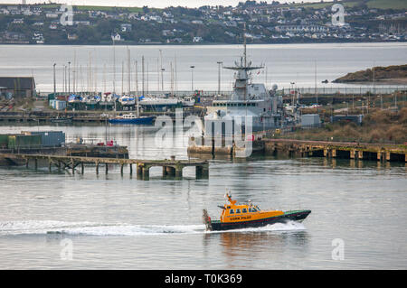 Cobh, Cork, Irland. 21. März, 2019. Cork Lotsenboot, Fáilte übergibt die Naval Base, wo die LÉ Samuel Beckett in Haulbowline , Co Cork, Irland angedockt ist. Quelle: David Creedon/Alamy leben Nachrichten Stockfoto