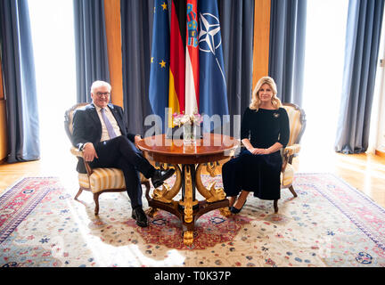 Zagreb, Kroatien. 21 Mär, 2019. Bundespräsident Dr. Frank-Walter Steinmeier und Kolinda Grabar-Kitarovic, Präsident der Republik Kroatien, treffen sich zu Gesprächen im Büro des Präsidenten. Präsident Steinmeier und seine Frau sind auf einem zweitägigen Besuch in Kroatien. Quelle: Bernd von Jutrczenka/dpa/Alamy leben Nachrichten Stockfoto