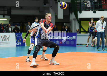 Candy Arena, Monza, Italien. 20. März, 2019. CEV Volleyball Challenge Cup Männer, Final, 1 Bein. Donovan Dzavoronok von Vero Volley Monza während des Spiels zwischen Vero Volley Monza und Belogorie Belgorod im Candy Arena Italien. Credit: Claudio Grassi/Alamy leben Nachrichten Stockfoto