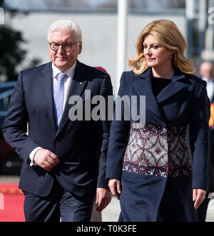 Zagreb, Kroatien. 21 Mär, 2019. Bundespräsident Dr. Frank-Walter Steinmeier wird durch Kolinda Grabar-Kitarovic, Präsident der Republik Kroatien begrüßt, in der offizielle Sitz des Präsidenten. Präsident Steinmeier und seine Frau sind auf einem zweitägigen Besuch in Kroatien. Quelle: Bernd von Jutrczenka/dpa/Alamy leben Nachrichten Stockfoto